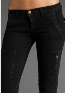 Pantaloni ultra skinny cu buzunare cargo si aspect de piele