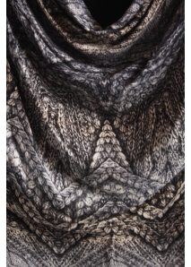 Top imprimat cu guler drapat si textura de piele intoarsa