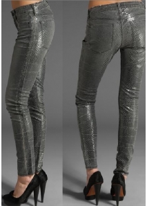 Colanti skinny din denim subtire, ultra-glossy, cu textura "solzi de sarpe"