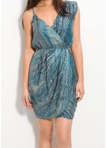 Rochie asimetrica din chiffon, cu print de pene