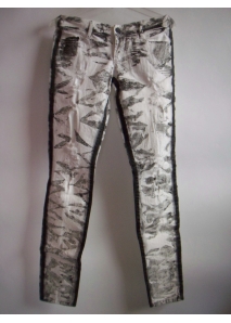 Blugi skinny cu rupturi si vopsea