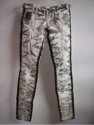 Blugi skinny cu rupturi si vopsea