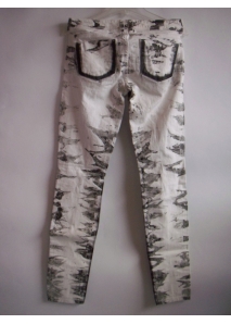 Blugi skinny cu rupturi si vopsea