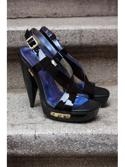 Sandale din piele lacuita, cu toc asimetric si bot batrat