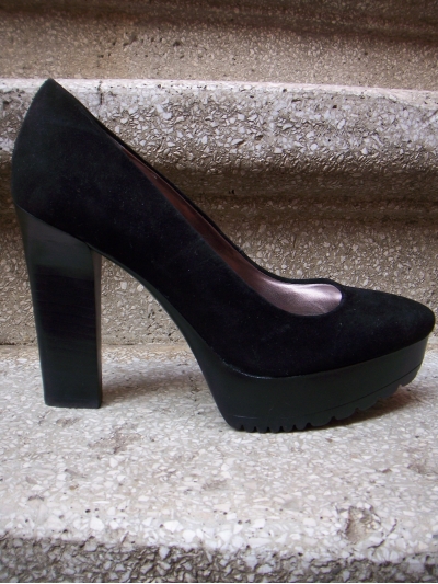 Pantofi pumps din piele intoarsa, cu bot prelung si platforma zimtata
