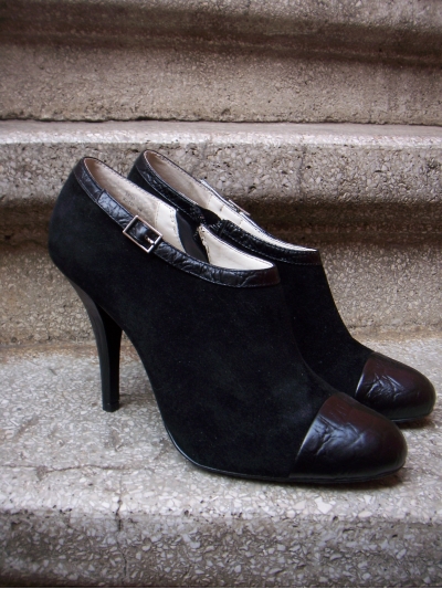 Botine din piele intoarsa, cu piele reliefata pe bot si toc