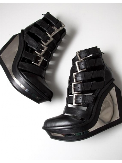 Botine din piele cu platforma sculpturala cu aplicatie metalica