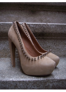 Pantofi pumps din piele cu toc curbat, bot migdala, accesorizati cu tinte si tepi