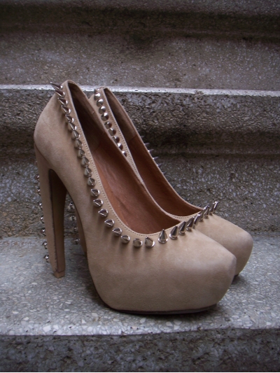 Pantofi pumps din piele cu toc curbat, bot migdala, accesorizati cu tinte si tepi