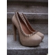 Pantofi pumps din piele cu toc curbat, bot migdala, accesorizati cu tinte si tepi