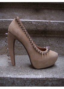 Pantofi pumps din piele cu toc curbat, bot migdala, accesorizati cu tinte si tepi
