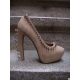 Pantofi pumps din piele cu toc curbat, bot migdala, accesorizati cu tinte si tepi