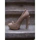 Pantofi pumps din piele cu toc curbat, bot migdala, accesorizati cu tinte si tepi