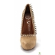 Pantofi pumps din piele cu toc curbat, bot migdala, accesorizati cu tinte si tepi