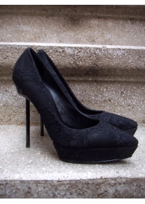 Pantofi pumps din piele, imbracati in dantela, cu bot ascutit, toc metalic si platforma