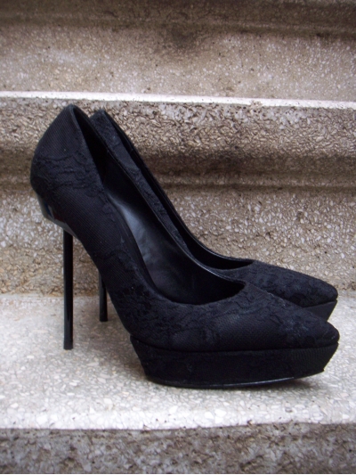 Pantofi pumps din piele, imbracati in dantela, cu bot ascutit, toc metalic si platforma