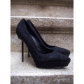 Pantofi pumps din piele, imbracati in dantela, cu bot ascutit, toc metalic si platforma