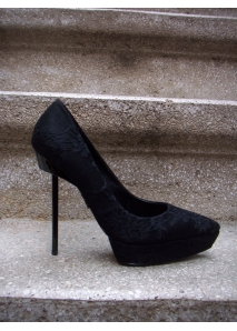 Pantofi pumps din piele, imbracati in dantela, cu bot ascutit, toc metalic si platforma