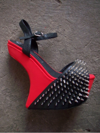 Sandale cu platforma supradimensionata, fara toc, din piele si neopren, accesorizate cu tepi metalici