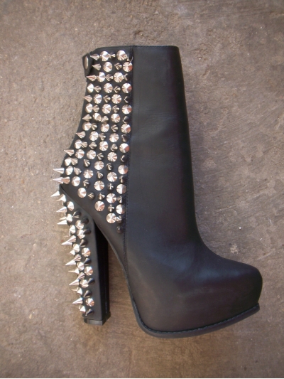 Botine din piele cu toc supradimensionat si varf ascutit, accesorizate cu tepi metalici