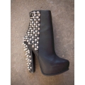 Botine din piele cu toc supradimensionat si varf ascutit, accesorizate cu tepi metalici