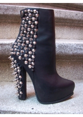 Botine din piele cu toc supradimensionat si varf ascutit, accesorizate cu tepi metalici