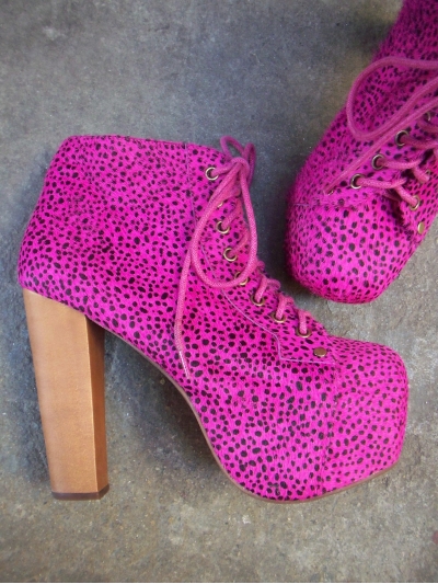 Botine din piele cu toc din lemn si platou supradimensionat, acoperite cu par ponei "animal-print" neon