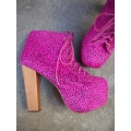 Botine din piele cu toc din lemn si platou supradimensionat, acoperite cu par ponei "animal-print" neon