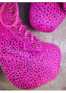 Botine din piele cu toc din lemn si platou supradimensionat, acoperite cu par ponei "animal-print" neon
