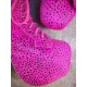 Botine din piele cu toc din lemn si platou supradimensionat, acoperite cu par ponei "animal-print" neon