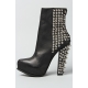 Botine din piele cu toc supradimensionat si varf ascutit, accesorizate cu tepi metalici