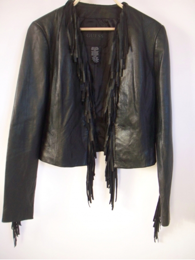 Jacheta scurta din piele accesorizata cu franjuri