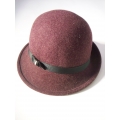 Palarie fedora din lana cu bor larg asimetric, accesorizata cu funda
