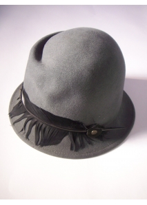 Palarie fedora cadet din lana, accesorizata cu pene naturale