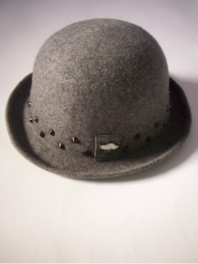 Palarie fedora bowler din lana, accesorizata cu tepi metalici