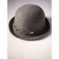 Palarie fedora bowler din lana, accesorizata cu tepi metalici