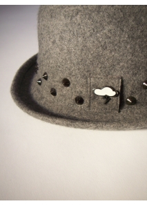 Palarie fedora bowler din lana, accesorizata cu tepi metalici