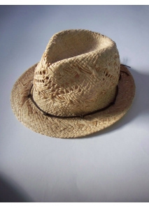 Palarie fedora din paie, accesorizata cu siret cerat
