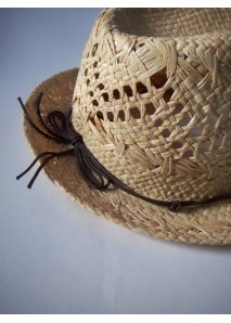 Palarie fedora din paie, accesorizata cu siret cerat