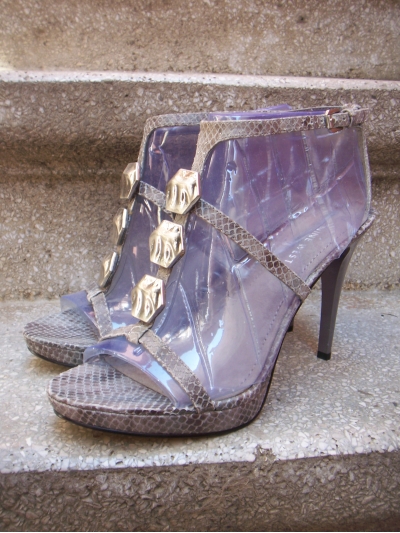 Sandale din piele texturata "sarpe", cu barete subtiri T-strap accesorizate cu discuri metalice