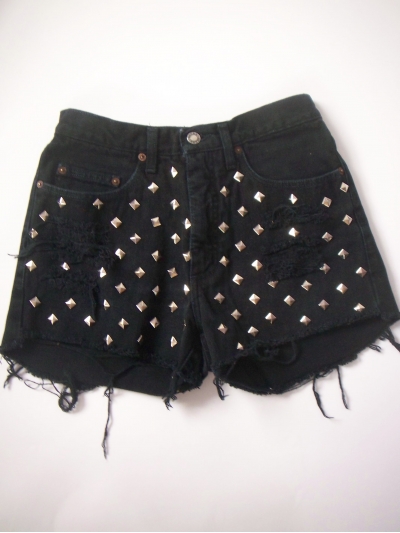 Blugi scurti vintage festival custom, cu talie inalta si rupturi, accesorizati cu tinte metalice