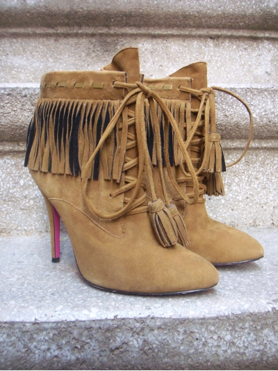 Botine din piele intoarsa cu varf ascutit si franjuri in 2 culori