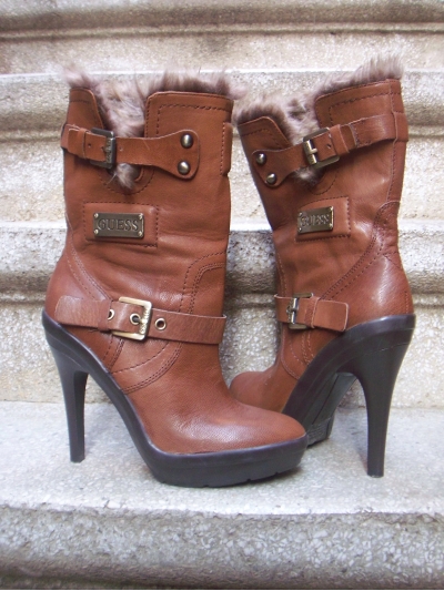 Botine lungi din piele, cu varf prelung, accesorizate cu barete cu catarame, imblanite