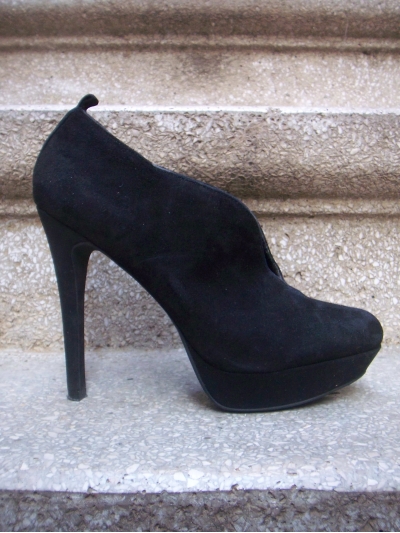 Botine din piele intoarsa despicate vertical, cu platforma si bot alungit