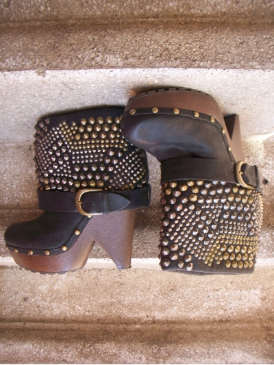 Botine din piele cu toc conic si manseta lata petrecuta, accesorizata cu tinte metalice