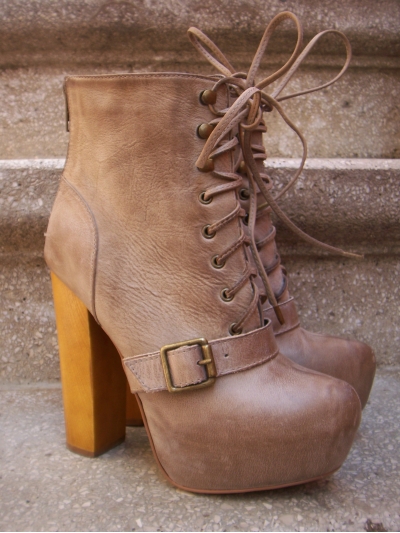 Botine cu toc gros din lemn si platforma ascunsa supradimensionate, varf prelung, accesorizate cu siret si curea din piele
