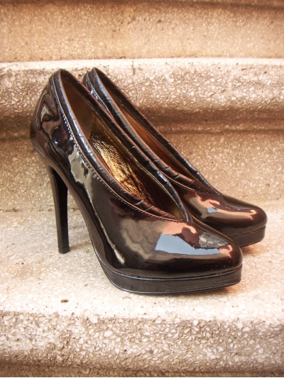 Botine / pumps de lac, despicate in fata, cu tiv, platforma si toc texturate "croco"