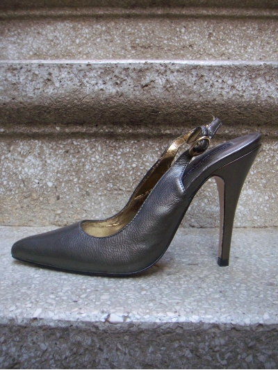 Pantofi pumps din piele lacuita, cu varf ascutit si decupati la spate, cu bareta pe calcai