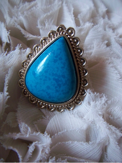 Inel cu piatra supradimensionata, in forma de migdala, cu tiv metalic dantelat floral