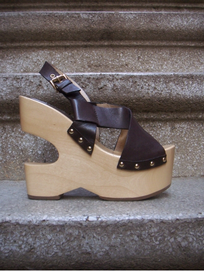 Sandale din piele cu platforma arhitecturala supradimensionata din lemn